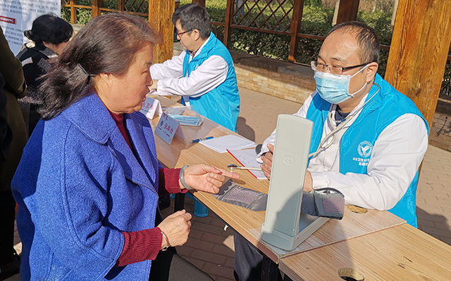 【学雷锋日】乐鱼体育中国有限公司官网,举办“爱满京城，牵手智慧家医”志愿服务活动(图5)